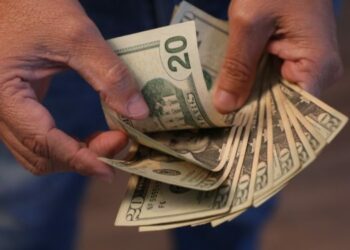 Empresas que nieguen el aguinaldo a sus empleados serán sancionadas, advierte ministro de Trabajo