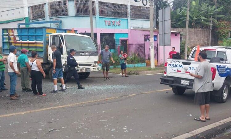 Un camión y un autobús de la ruta 210 chocan en Ahuachapán dejando al menos 5 lesionados