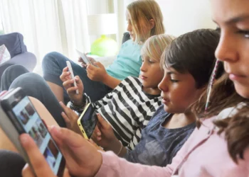 La Cámara de Representantes australiana aprobó la ley que prohíbe el uso de las redes sociales a menores de 16 años