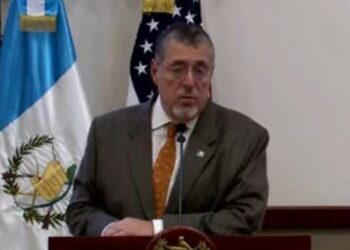 Sale de prisión excolaboradora del presidente de Guatemala