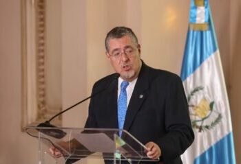 Juez cancela al ‘Movimiento Semilla’ del presidente de Guatemala Bernardo Arévalo