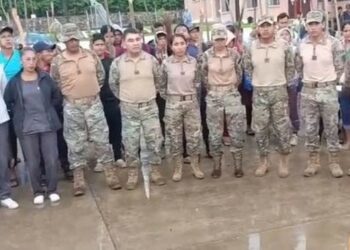 Un grupo armado que responde a Evo Morales ocupó un regimiento militar en Cochabamba