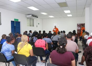 Bomberos capacita a comerciantes de pólvora en temporada navideña