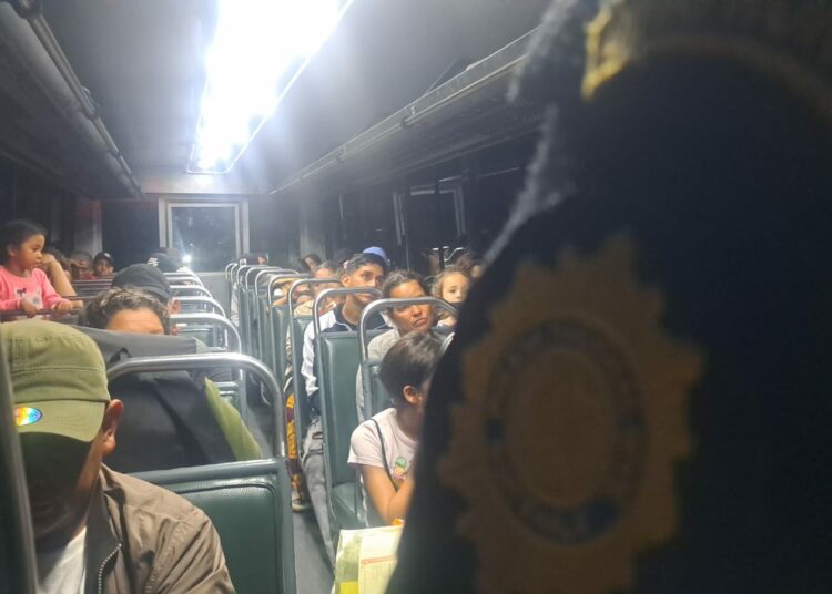 Detienen autobús con 46 inmigrantes en Guatemala, 8 son salvadoreños