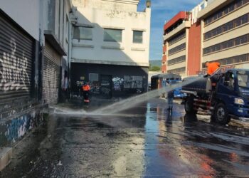 Vagabundos, peatones y niños aún utilizan las aceras de la calle Rubén Darío para hacer sus necesidades fisiológicas