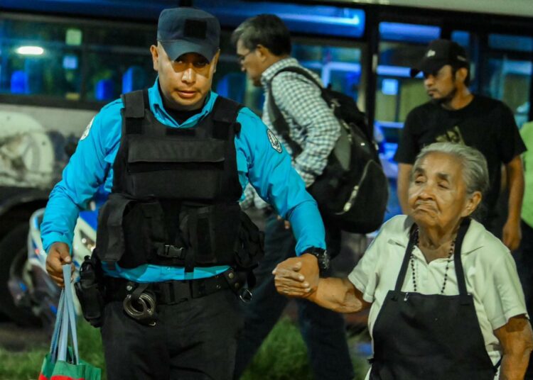 Personas en situación de calle son atendidas por alcaldía de San Salvador Centro ante posibles tormentas