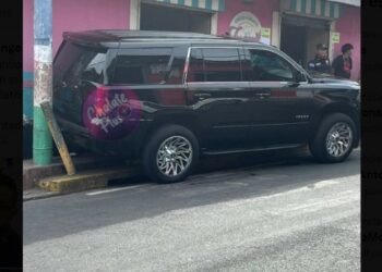 Hombre que manejaba camioneta de lujo y sin placas atropella a vendedor en Chalatenango