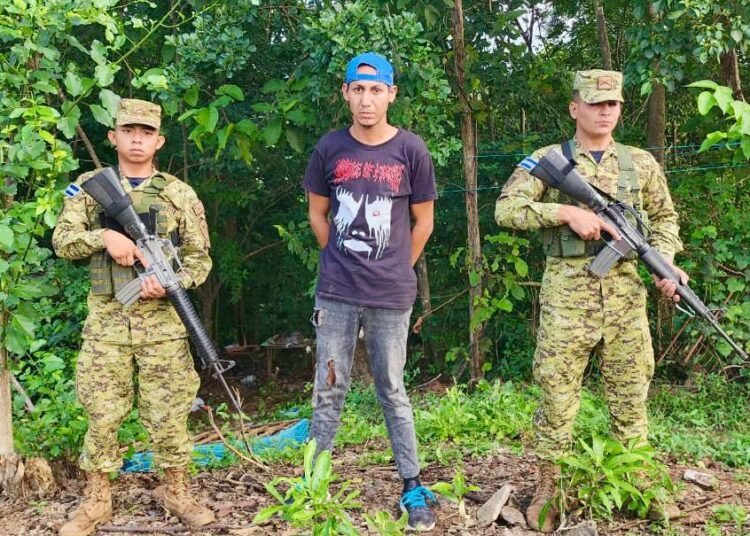 VIDEO | Capturan a pareja que vapuleó a una persona en Chalatenango