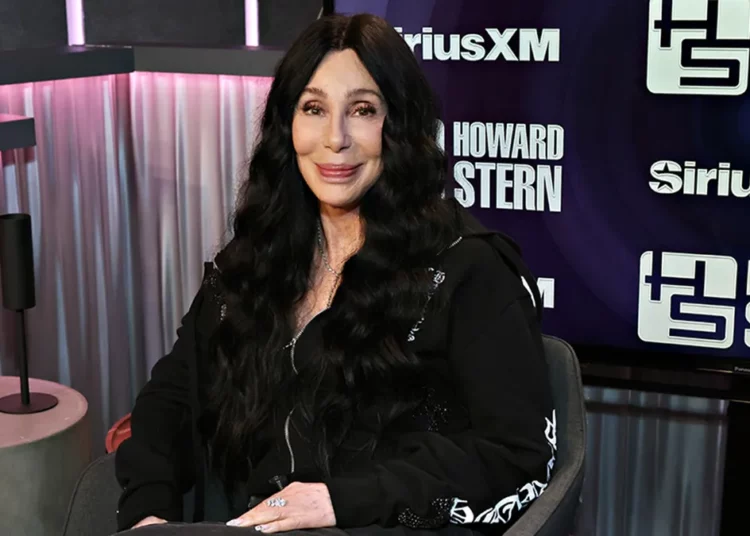 Cher dejó de beber después de emborracharse tanto a los 20 años que pensó que moriría