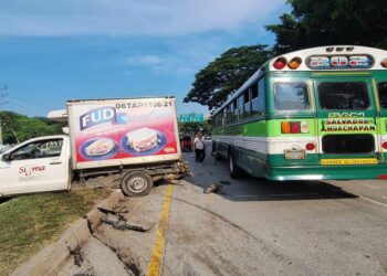 Bus de la ruta 202 choca contra camión repartidor en San Juan Opico