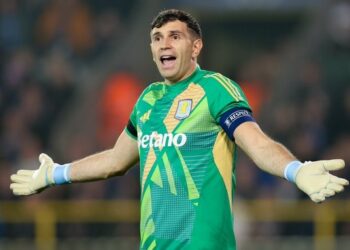 (VIDEO) El Dibu Martínez, protagonista del penalti más absurdo de la historia