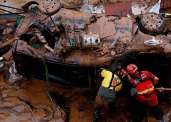Rescatan viva a una mujer que pasó 3 días atrapada en un coche en Valencia