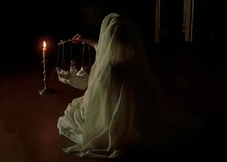 10 celebridades que vivieron en casas embrujadas