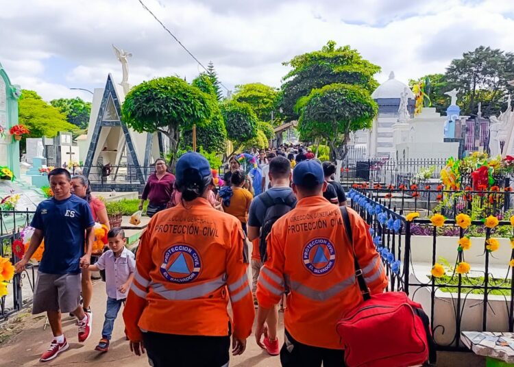 Salvadoreños visitan cementerios para recordar a sus seres queridos