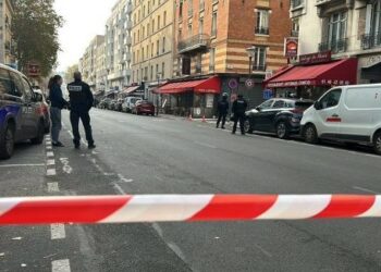 La policía liberó a los rehenes y detuvo al hombre que estaba atrincherado en una pizzería a las afueras de París