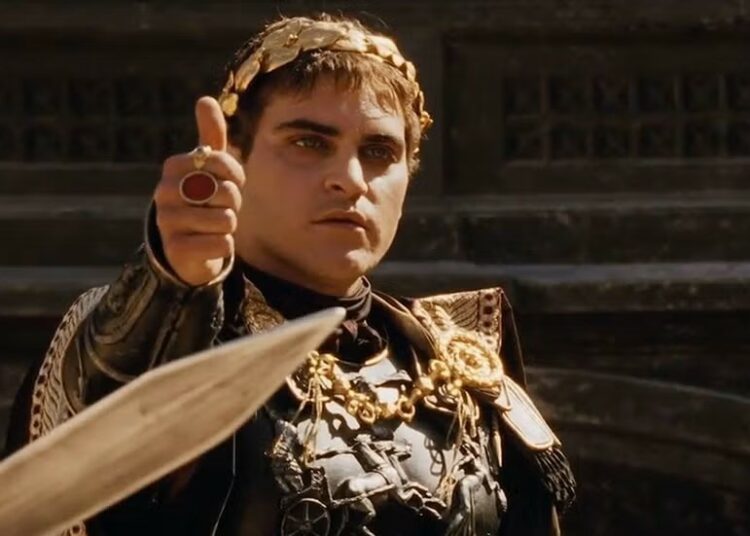 Ridley Scott asegura que Cómodo, personaje de Joaquin Phoenix, no es un villano y que fue malinterpretado