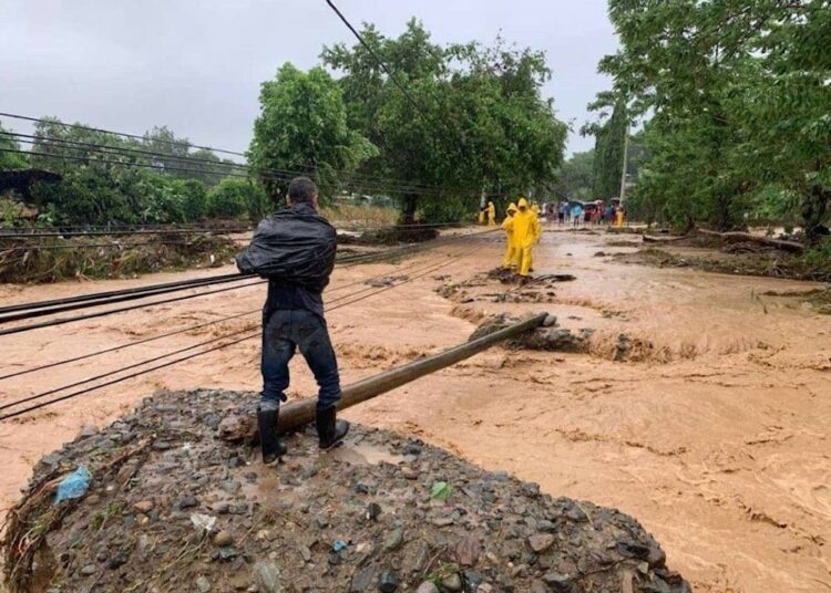 Tormenta tropical Sara empapa la costa norte de Honduras; advierten sobre inundaciones y deslaves