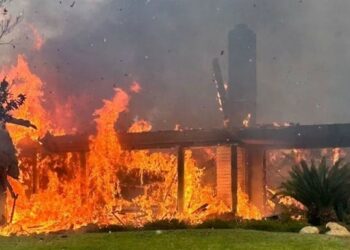 Órdenes masivas de evacuación por incendio en California