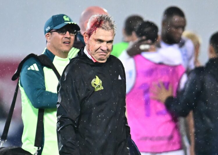 (VIDEO) El DT de México Javier Aguirre resulta herido al final del partido al impactar un objeto en su cabeza