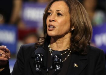 Harris critica violencia verbal de Trump contra Liz Cheney