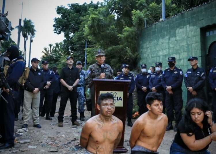 Pandilleros que mataron a 3 policías en 2022 en Santa Ana, reciben hasta 175 años de cárcel