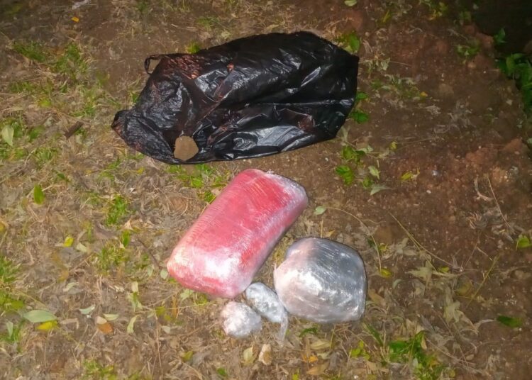Abandonan 4 paquetes con marihuana en paso fronterizo no habilitado, en Santa Ana