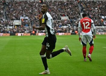 Arsenal tropieza en el peor momento frente al Newcastle