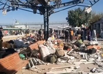 Explosión en estación de trenes deja 17 muertos en Pakistán