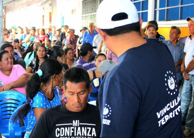 Gobierno entrega paquetes alimenticios a agricultores de Tonacatepeque afectados por las lluvias