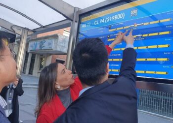 Paradas de autobuses del Área Metropolitana de SS tendrán pantallas para trasladar información a usuarios