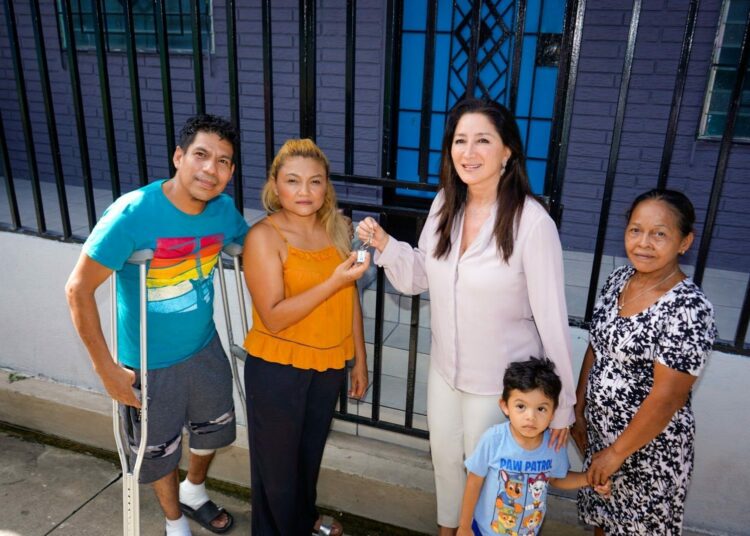 Ministerio de Vivienda entrega casa a pareja que perdió a sus dos hijas en derrumbe de tierra en Soyapango