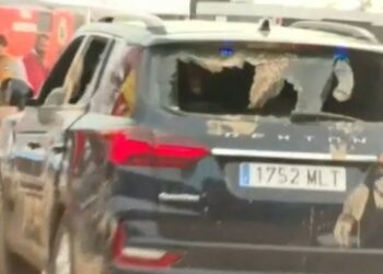 (VIDEOS) Víctimas de las inundaciones en Valencia atacan a golpes el coche del presidente Pedro Sánchez