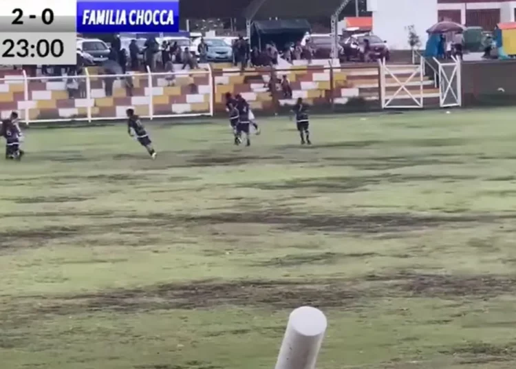 (VIDEO) Un rayo mata a futbolista en pleno torneo y deja cuatro heridos en Perú