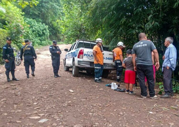 Al menos 16 miembros de una iglesia resultaron lesionados en vuelco de pick up en Sonsonate