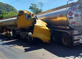Un fallecido en choque de pipas de combustible en carretera de El Litoral