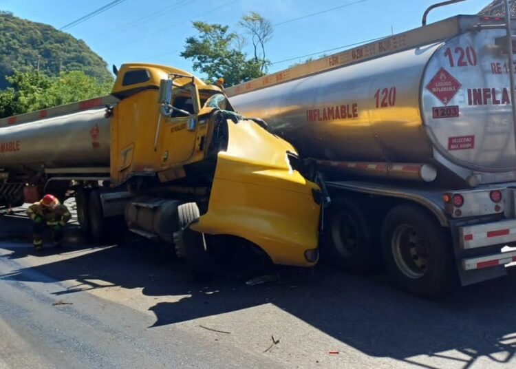 Un fallecido en choque de pipas de combustible en carretera de El Litoral