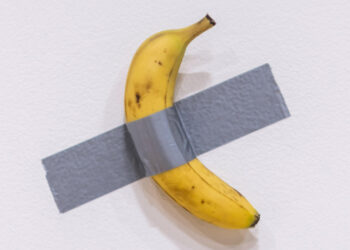 La obra de arte del plátano pegado a una pared de Maurizio Cattelan se vende en subasta por casi seis millones de euros