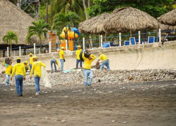 Reos limpian playas de Surf City previo a evento deportivo del 27 de noviembre