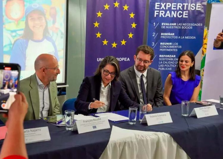 «Proyecto Agustine» entre la UE y El Salvador beneficiará a 100 mil estudiantes del país