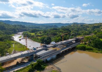 Así avanza la construcción del puente sobre el río Titihuapa que conectará San Vicente y Cabañas