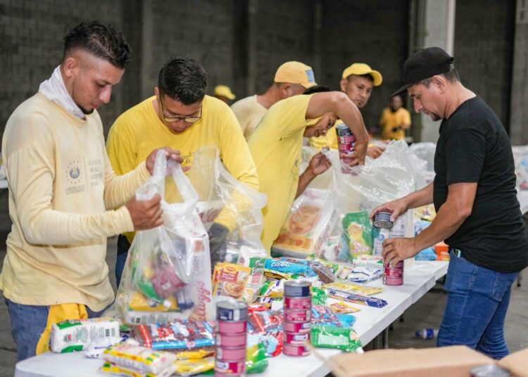 Reos en fase de confianza preparan paquetes alimenticios que se entregarán a familias afectadas por lluvias