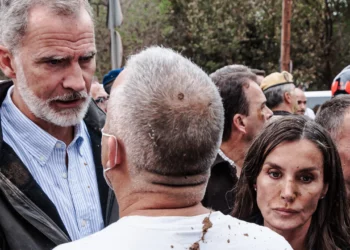 El rey de España entiende el «enfado» de los afectados por la DANA que le arrojaron barro