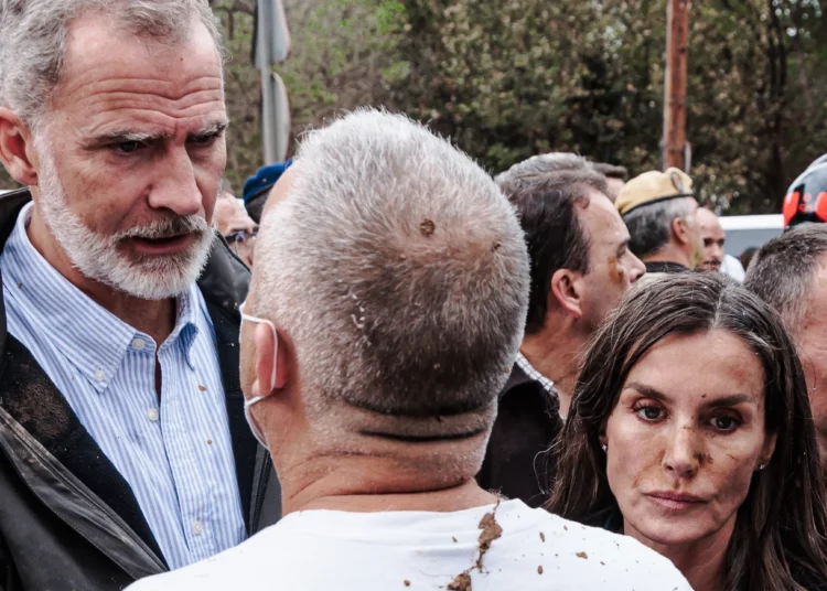 El rey de España entiende el «enfado» de los afectados por la DANA que le arrojaron barro
