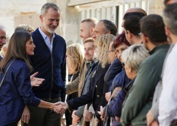 Los reyes de España regresan a la zona devastada por inundaciones por primera vez desde los abucheos