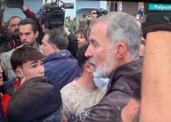 VIDEOS: Abuchean y tiran barro a los reyes de España en su visita a las zonas afectas por la DANA