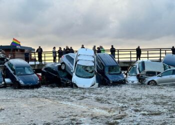 Riada arrastra decenas de coches y colapsa un puente en Cadaqués, Cataluña