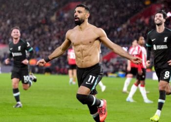 Liverpool remonta y se afianza en la cima de la Premier League