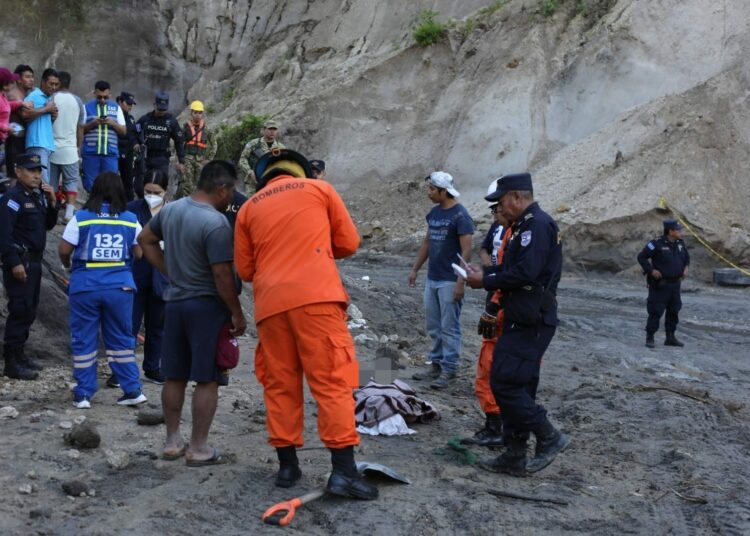 Colapsa talud en San Pedro Perulapán: hay 2 muertos, un desaparecido y dos lesionados