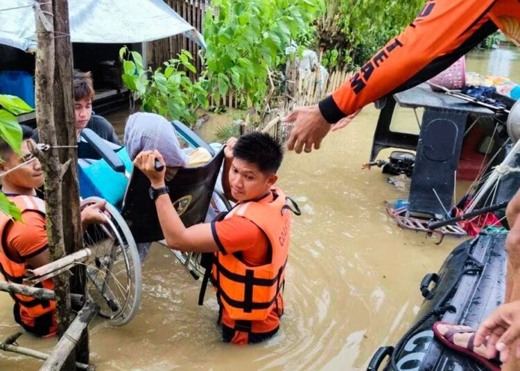 Filipinas recibe azote del tifón Toraji, el cuarto en un mes