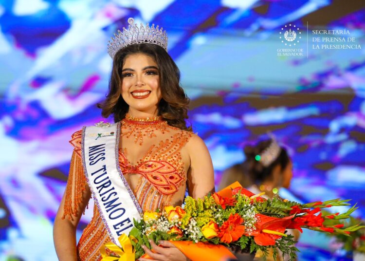 María del Carmen Villatoro fue coronada como Miss Turismo El Salvador 2024